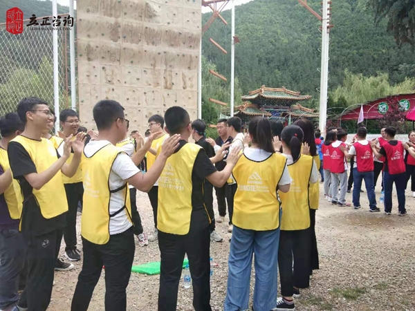 培訓快訊培訓時間：7月23日培訓地點：榆中隆鑫山莊培訓單位：甘肅建投**公司新入職培訓課程：拓展培訓人數：55人