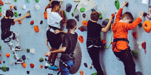 成立于2007年，基于對(duì)國(guó)有企業(yè)的深刻理解，以服務(wù)企業(yè)為宗旨，以專(zhuān)注、專(zhuān)業(yè)為導(dǎo)向，向企業(yè)提供具有針對(duì)性的咨詢(xún)與培訓(xùn)服務(wù)。給予客戶(hù)高質(zhì)量的服務(wù)與高價(jià)值的回報(bào)，將自身打造成為“鷹的個(gè)人，雁的團(tuán)隊(duì)”的專(zhuān)業(yè)培訓(xùn)機(jī)構(gòu)。我們追求實(shí)效、專(zhuān)業(yè)的培訓(xùn)效果，熱情、細(xì)致的服務(wù)質(zhì)量，這是蘭州立正承諾的起點(diǎn)。