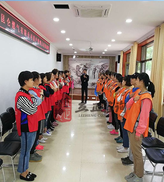 培訓快訊培訓時間：7月2日培訓地點:城建培訓中心培訓單位:甘肅中石油昆侖燃氣有限公司培訓課程:拓展培訓人數(shù)：29人培訓老師:王永康、桑浩勛后勤:魏萬里周明業(yè)務人員：齊亞