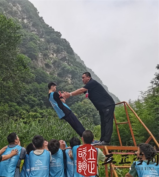 培訓快訊培訓時間：2021年7月19-26日培訓地點:西安培訓單位:中鐵**局**公司培訓課程:新員工入職培訓班個人挑戰(zhàn)項目凌空飛渡（高空斷橋）——挑戰(zhàn)、超越培訓形式在教練的指導下穿上保險衣扣上保險繩